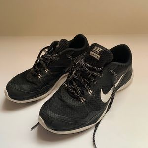 Nike black tennis shoes